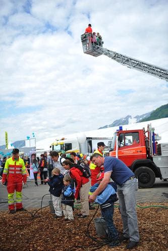Rettungskräfte zeigen ihr Können. (Bild: Corinne Glanzmann/Neue NZ)