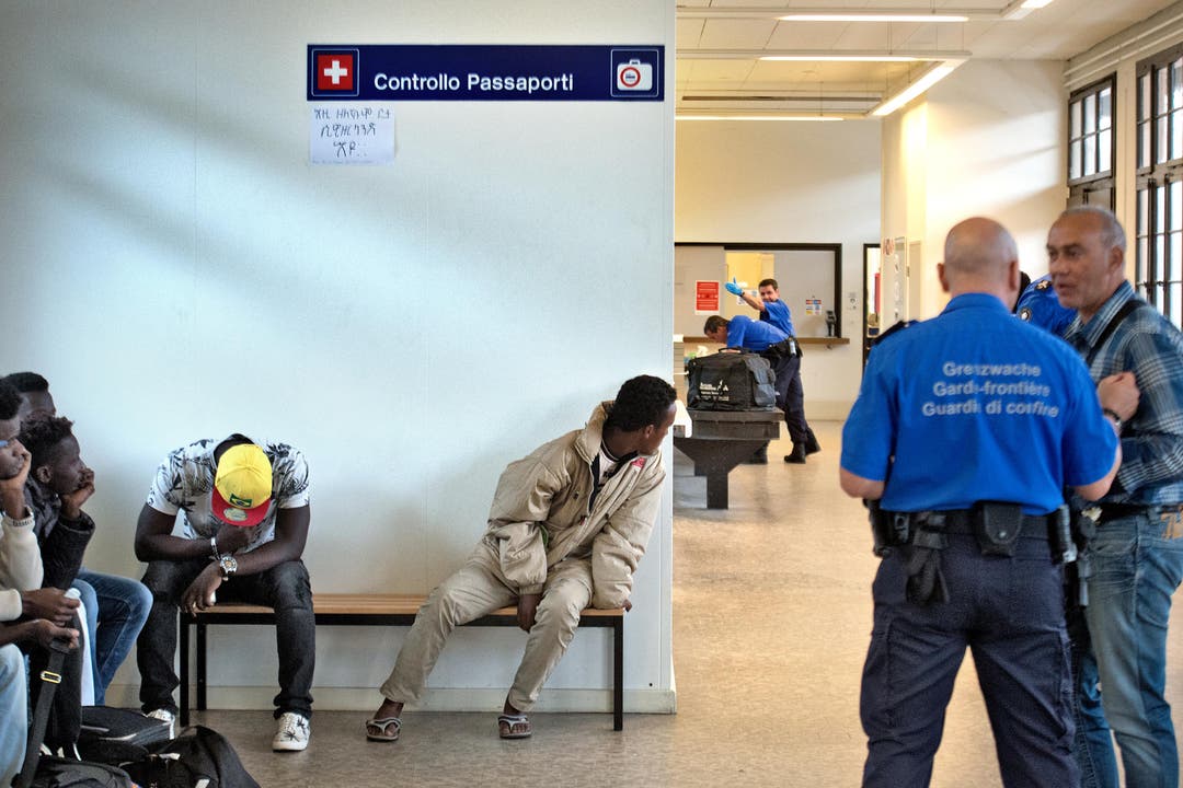 Nach Stichkontrollen im Zug werden Verdächtige Reisende abgeführt und an der Grenzwachtstelle untersucht. (Bild: Nadia Schärli (Neue LZ))