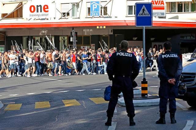 Polizisten sind besonders häufig Gewalt ausgesetzt. Im Bild marschieren Anhänger am 8. August 2015 zum Match zwischen dem FC Luzern und dem FC Basel. (Bild: Philipp Schmidli)