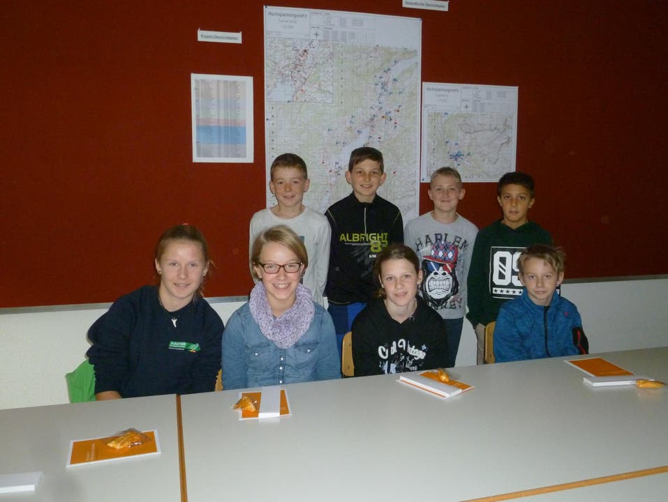 Acht Kinder waren am Besuchstag im Elektrizitätswerk Obwalden (Bild: Brigitta Berchtold)