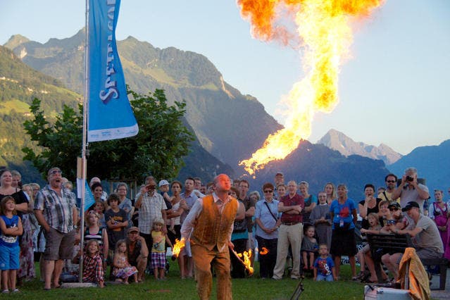 Ein Feuerkünstler aus Holland sorgt für Spektakel in Brunnen. (Bild: PD)