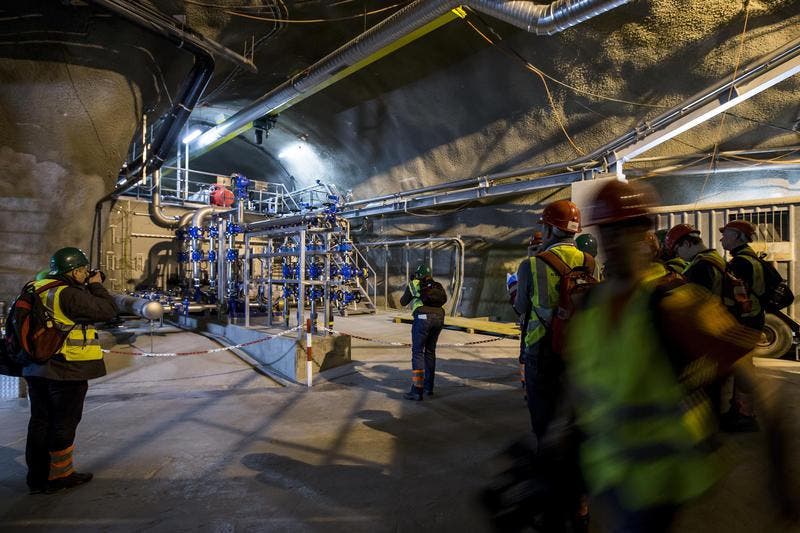 Multifunktionsstelle Sedrun: 12 Wochen vor der Eröffnung des 57 Kilometer langen Gotthard-Basistunnels läuft der Testbetrieb auf Hochtouren. (10. März 2016). (Bild: Keystone / Alexandra Wey)
