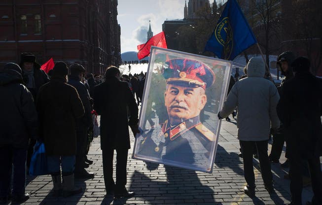 Stramme Kommunisten verehren Josef Stalin (1878&ndash;1953) noch immer glühend: Jeweils an seinem Todestag, dem 5. März, pilgern sie zum Grab des Diktators im Ehrenfriedhof an der Kremlmauer in Moskau. (Bild: AP/Alexander Zemlianichenko)