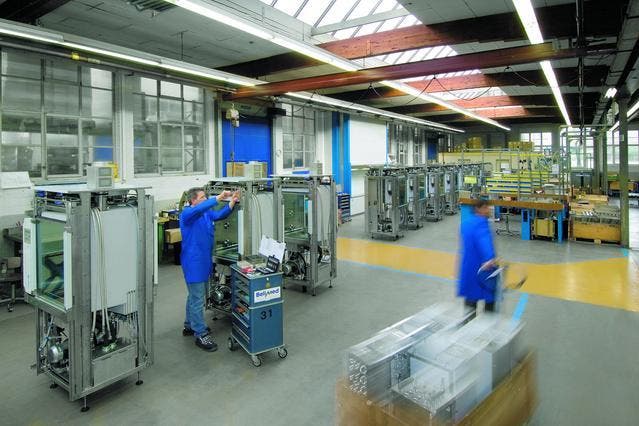 Blick in die Produktionshalle von Belimed, einer Tochtergesellschaft von Metall Zug. (Bild PD)