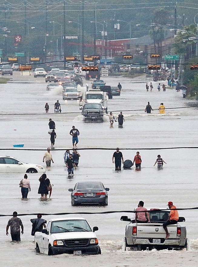 Land unter im Süden der USA: Strassen stehen meterhoch unter Wasser, viele Häuser sind unbewohnbar. (Bilder: Keystone (Houston, 27./28. August 2017))