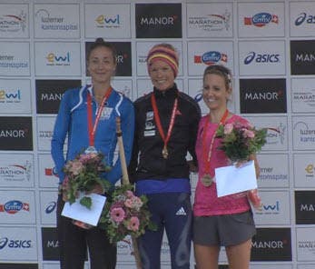 Diese Frauen haben den Marathon gewonnen: Susanne Rüegger, Conny Berchtold und Claudia Bernasconi. (Bild: Screenshot swiss-sport.tv)
