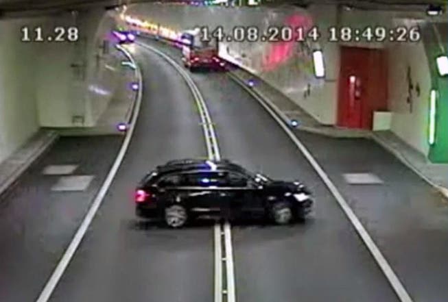 Dieser Autofahrer wendet im Tunnel Lungern. (Bild: Kapo Obwalden)