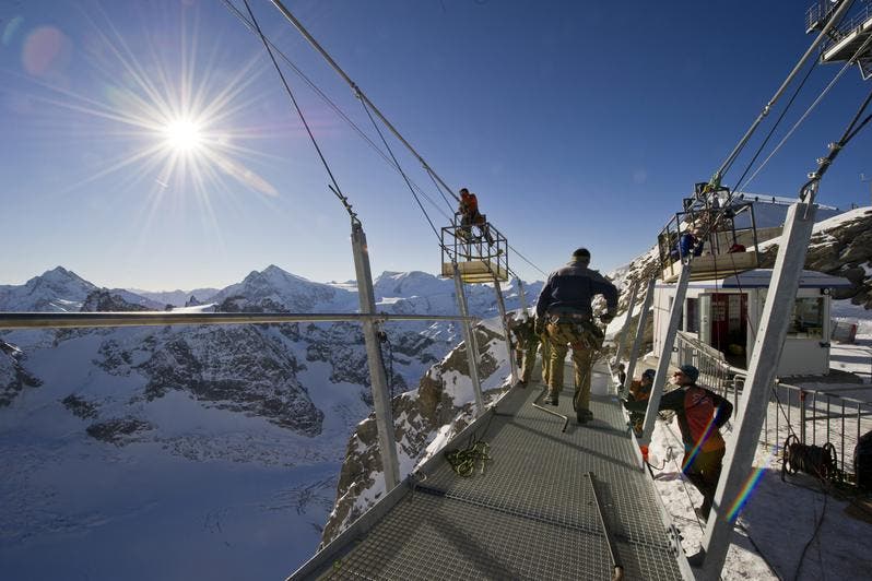 ... bis zur Bergstation der Gletscher Sesselbahn IceFlyer. (Bild: Keystone)
