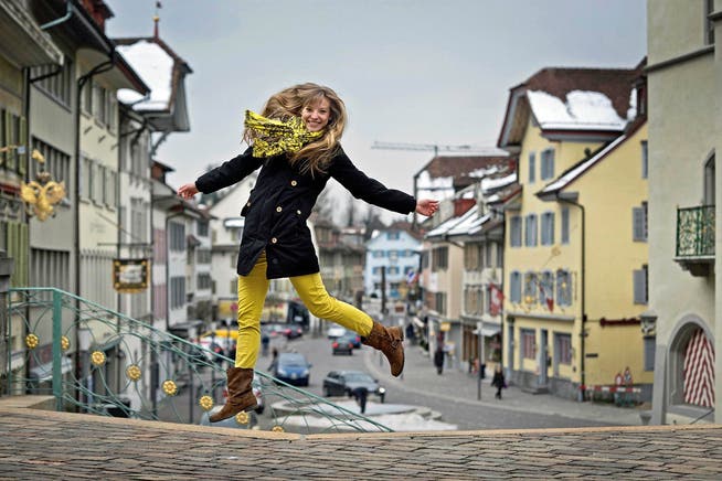 Die 23-jährige Lehrerin Sara Wicki &ndash; hier im Städtchen Sursee &ndash; will Miss Schweiz werden. (Bild Pius Amrein)