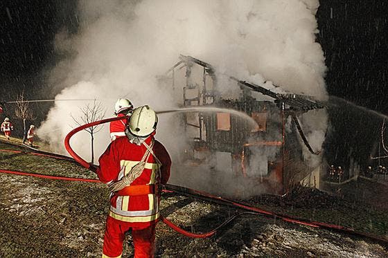 Die Feuerwehr kann das vollständige Niederbrennen des Wohnhauses nicht verhindern. (Bild: newspictures.ch)