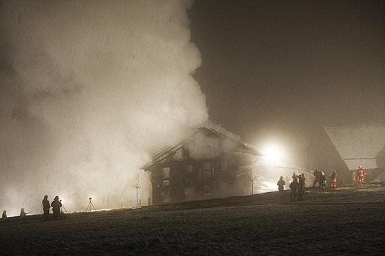 Beim Eintreffen der Feiuerwehr steht das Haus bereits in Vollbrand. (Bild: newspictures.ch)