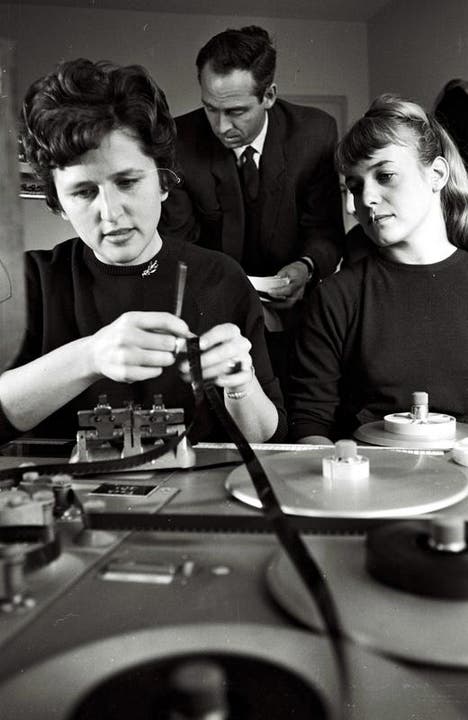 1956: Felix Hurter ist der erste Tagesschauleiter, im Vordergrund zwei Cutterinnen. (Bild: SRF)