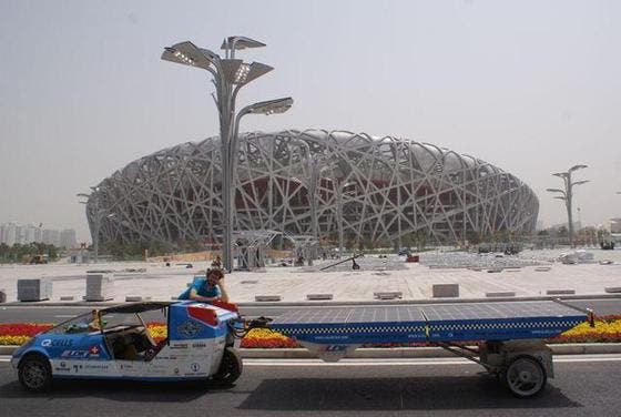 Louis Palmer posiert in Peking bei seinem Solarmobil. (Bild pd)