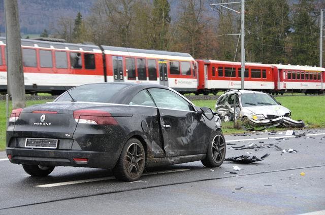 Das Auto des Schreiners aus dem Kanton Bern (hinten) wurde zerstört. Der Lenker starb auf der Unfallstelle. (Bild: Robert / Hess / Neue OZ)