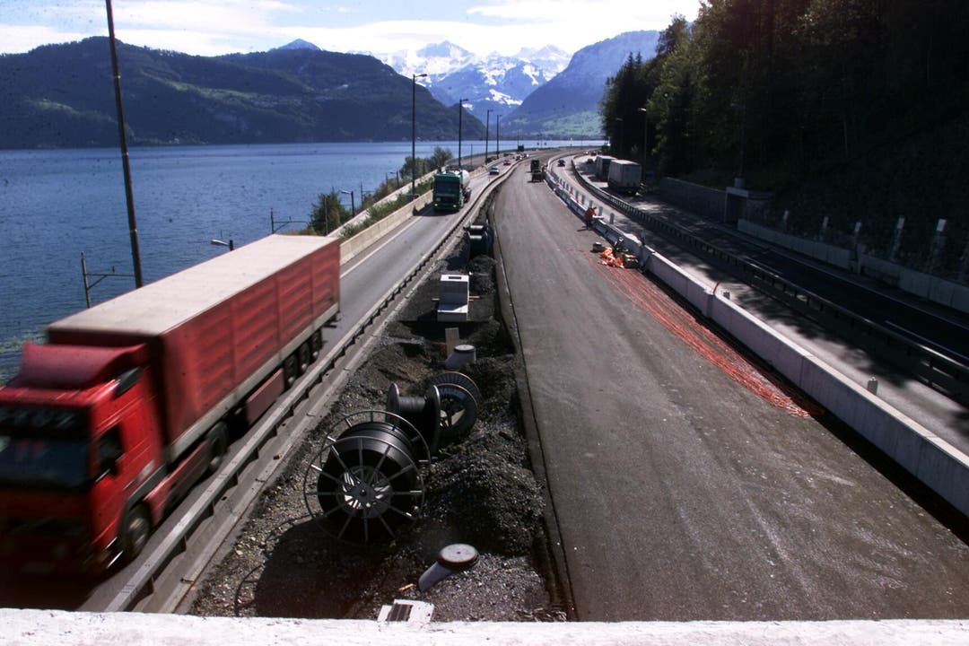 Ab 1994 und während zehn Jahren wurde die Autobahn umfassend erweitert. Tunnels, ein erweitertes Zufahrtssystem, mehrere Tunnels und mehr Spuren. (Bild: Esther Michel (Neue LZ))