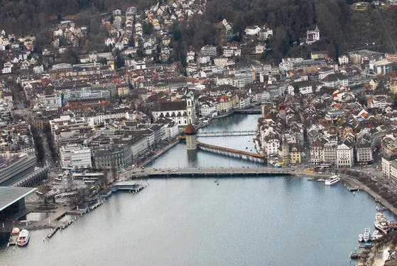 Blick auf das Stadtzentrum Luzerns aus der Luft aus. (Bild Corinne Glanzmann/Neue LZ)