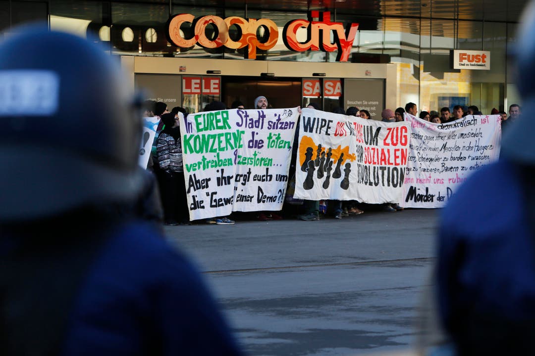 Hier haben sich die Demonstranten vor dem Coop City versammelt. (Bild: Stefan Kaiser (Neue ZZ))