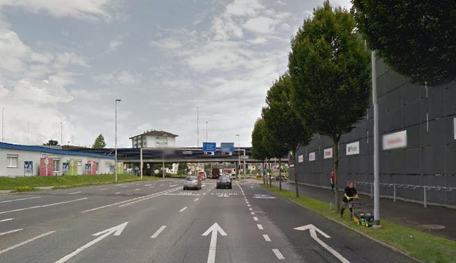 Die Unfallstelle auf der Seetalstrasse, Höhe Wohncenter (rechts) in Emmenbrücke. (Bild Google Street View)