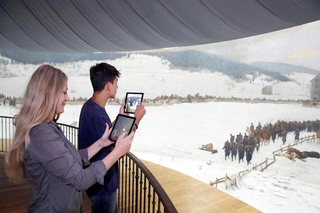 Zwei Besucher testen die neue Tablet-App – und ihr eigenes Wissen. (Bild: PD)