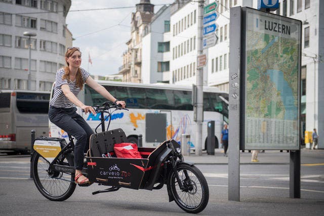 Die Co-Leiterin des Neubads, Michelle Grob, fährt auf dem Cargo Bike, welches im Neubad ausgeliehen werden kann. (Bild: Boris Bürgisser, Luzern, 23. Juni 2017)