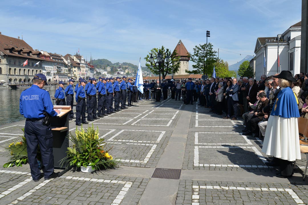 Vereidigungszeremonie auf dem Jesuitenplatz. (Bild: Luzerner Polizei)