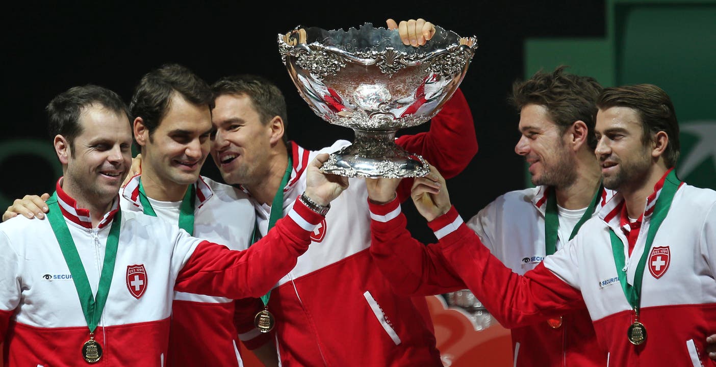 Severin Lüthi, Roger Federer, Marco Chiudinelli, Stanislas Wawrinka und Michael Lammer mit der Trophäe. (Bild: Keystone)