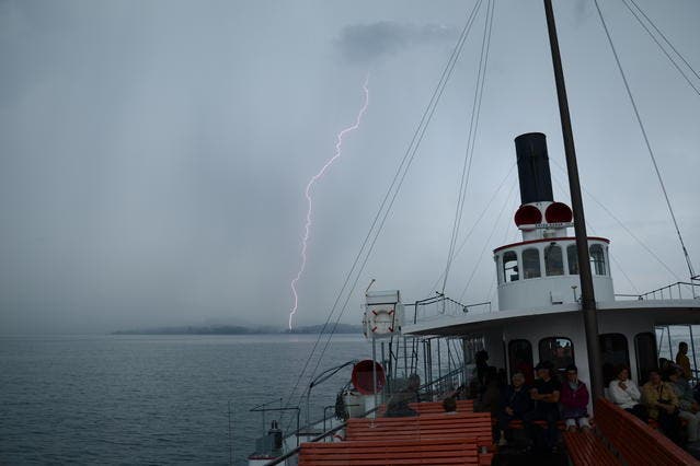 Grau in grau: So war das Wetter vor allem im Juli. Im Bild das Dampfschiff Uri vor Weggis. (Bild: Leserbild Bruno Gisi)