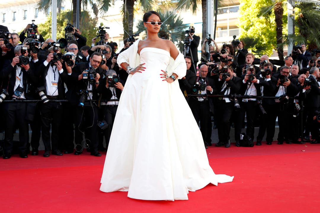Sängerin Rihanna ist auf dem roten Teppich zu Hause. Dies beweist sie in Cannes ein weiteres Mal. (Bild: EPA/Ian Langsdon)