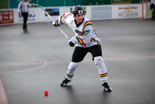 Severin Meier von den Oberwil Rebells auf dem Streethockey-feld in der Herti in Zug. (Bild: Christof Borner Keller / Neue ZZ)