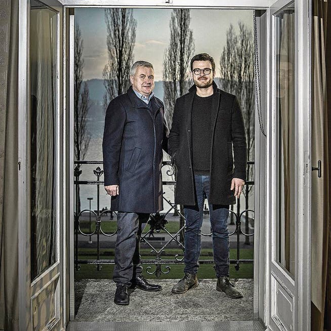 Besitzer Peter Kiener (links) und Pächter Manuel Berger auf einem Balkon im «Beau Séjour». (Bild: Pius Amrein (Luzern, 5. Dezember 2017))