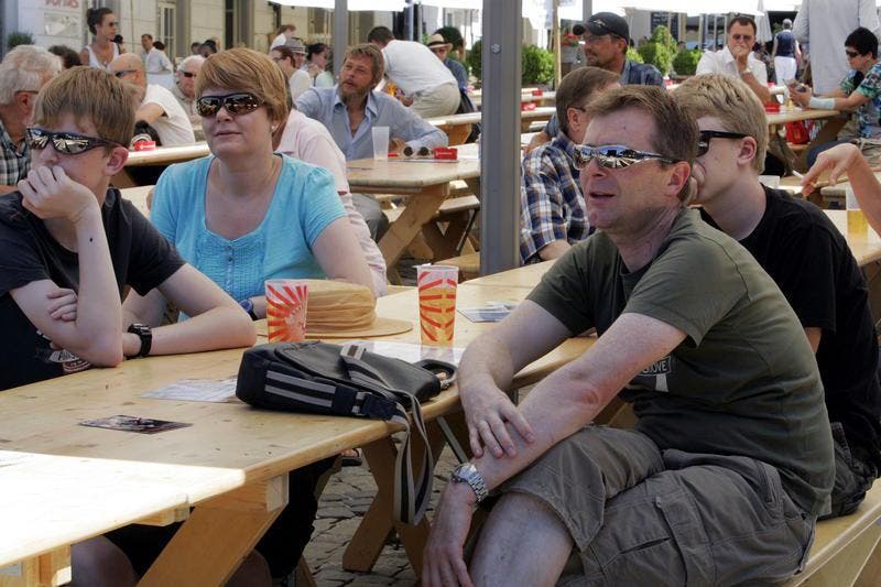 Besucher an der 1.August-Feier auf dem Landsgemeindeplatz in Zug. (Bild: Werner Schelbert / Neue ZZ)
