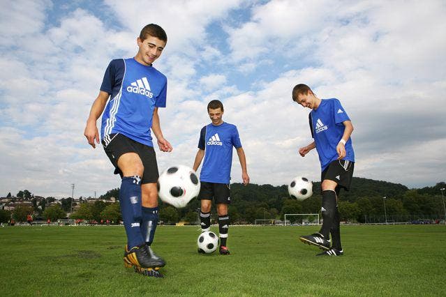 U16- Spieler Edmond Selmani, Emanul Duzmani und Stefan Marinkovic (von links). Bild Manuela Jans/Neue LZ).