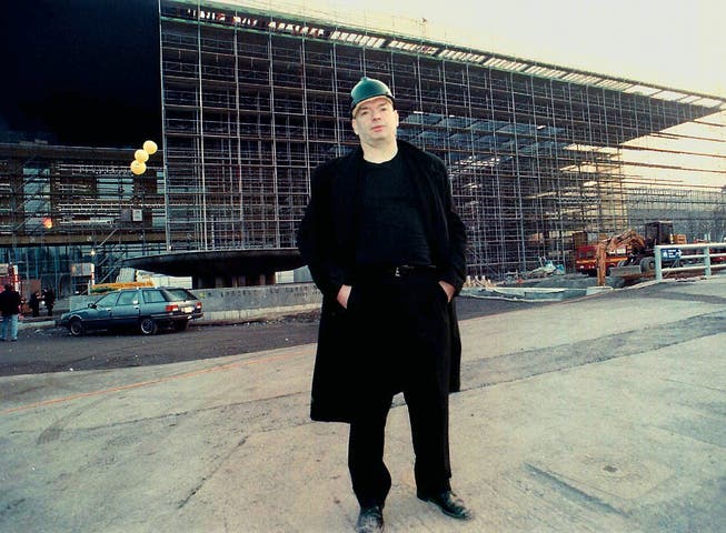 Der Pariser Architekt Jean Nouvel im Februar 1998 vor dem KKL-Rohbau. (Bild Keystone)