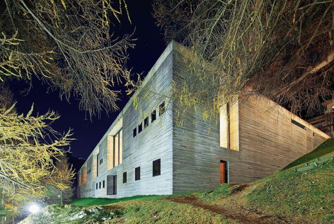 Aussenaufnahme der vom Architekten Peter Zumthor entworfenen Therme Vals. (Bild: Gaetan Bally/Keystone (15. November 2011))