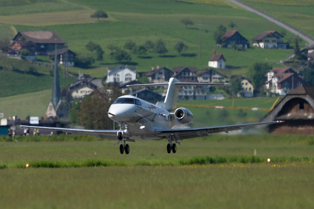 Der neue Jet PC-24 der Pilatus Flugzeugwerke bei seinem ersten Start am Montag 11. Mai 2015 auf dem Flugplatz in Buochs. (Bild: URS FLUEELER)