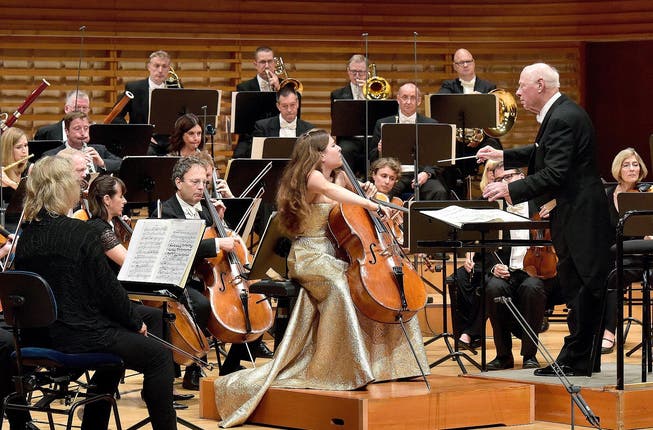 Das Chamber Orchestra of Europe &ndash; hier mit Cellistin Alisa Weilerstein &ndash; eröffnet den Dvorák-Zyklus mit Bernard Haitink. (Bild: Lucerne Festival/ Peter Fischli)