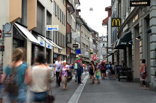 Blick in die Hertensteinstrasse in der Luzerner Altstadt. (Bild: Nadia Schärli (Luzern, 17. Juli 2015))