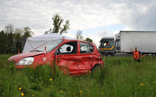 Das Unfallauto, in dem zwei Männer ums Leben gekommen sind. (Bild Corinne Glanzmann/Neue LZ)