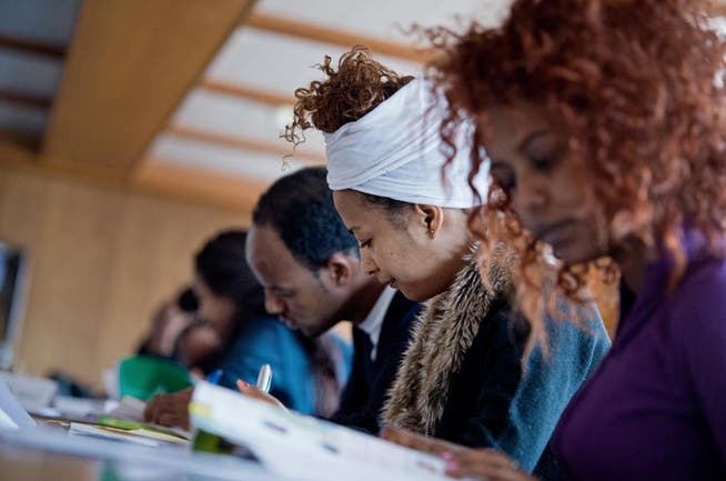 Eritreische Flüchtlinge erhalten Deutschunterricht im Asylzentrum im ehemaligen Hotel Löwen in Ebikon. (Bild Pius Amrein)