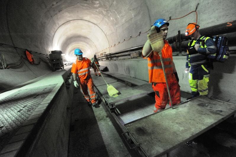 Rund 40 Prozent der Bahntechnik im längsten Eisenbahntunnel der Welt ist bereits installiert. (Bild: Urs Hanhart / Neue UZ)