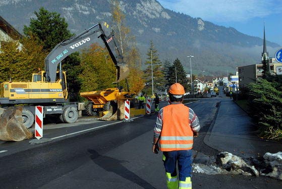 Die erste Etappe der Sanierungsarbeiten im Bereich der Brünigstrasse (Bild) sollte Ende nächster Woche abgeschlossen sein. (Bild Robert Hess/Neue OZ)