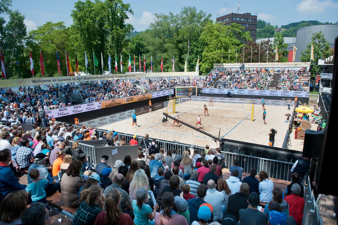 Stimmungsbild vom Center Court an der Beach Volley World Tour im Lido Luzern. (Bild: Boris Bürgisser / Neue LZ)