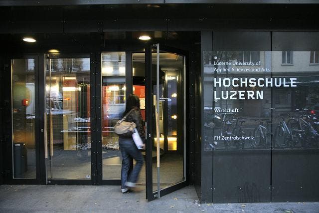 Die Hochschule Luzern kämpft mit finanziellen Schwierigkeiten. Im Bild: Der Eingang zur Hochschule Luzern - Wirtschaft. (Bild: Archiv PD)