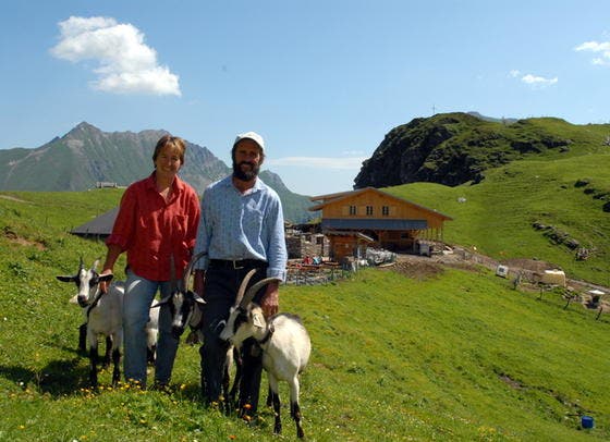 Rita und Josef Waser auf der Alp Oberfeld ob Grafenort. (Bild Richard Greuter/Neue NZ)