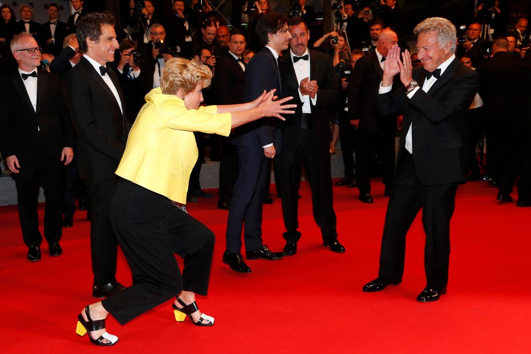 Die britische Schauspielerin Emma Thompson (in gelb) blödelt mit Schauspieler Dustin Hoffman (rechts) rum. (Bild: EPA/Ian Langsdon)