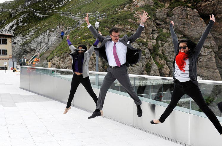 1. Juli: Pilatus-Direktor André Zimmermann springt mit zwei Touristinnen um die Wette. Anlass ist die Fertigstellung des renovierten Hotels. (Bild: Maria Schmid / Neue LZ)