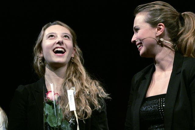Gesucht wird der Nachfolger von Lara Brunner (links), die 2013 das Finale der Zentralschweizer Talentshow gewann, hier mit Moderator Nina Havel. (Bild Werner Schelbert)