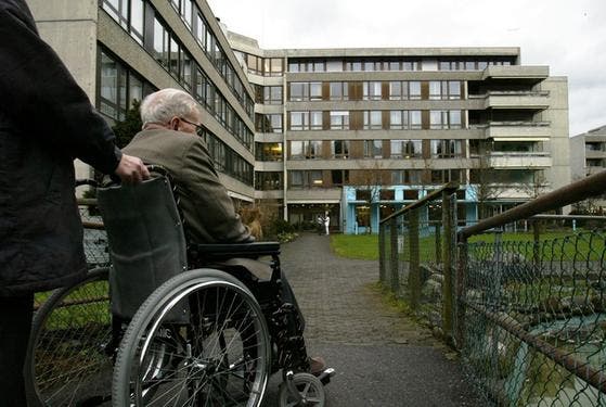 Ein Mann im Rollstuhl vor dem Betagtenzentrum Eichhof. (Symboldbild Fabienne Arnet/Neue LZ)