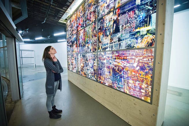 Alessa Panayiotou, Leiterin der Kunsthalle Luzern, schaut sich Bessie Nagers Leuchtkasten genau an. (Bild Dominik Wunderli)