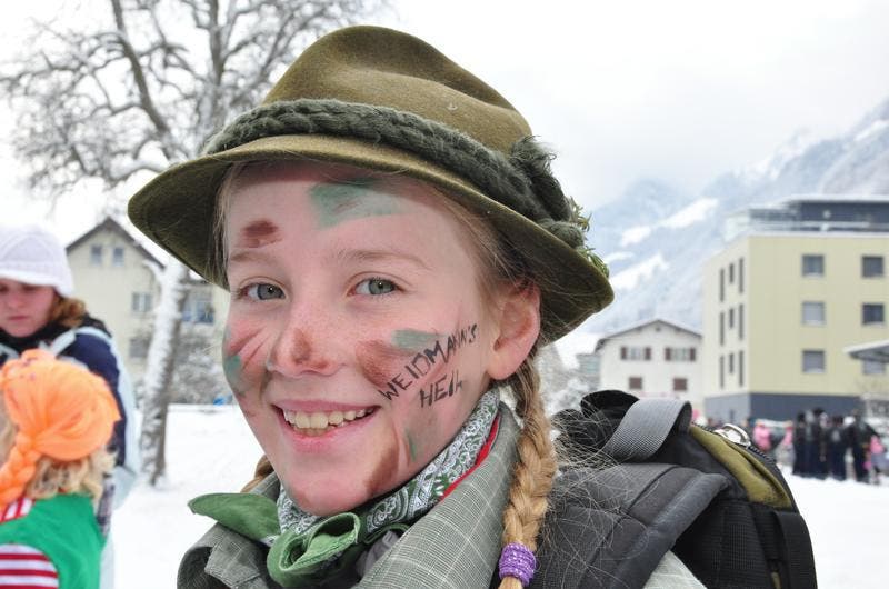Jägerin Aline Durrer wünscht allen «Weidmanns Heil». (Bild: Richard Grueter / Neue NZ)